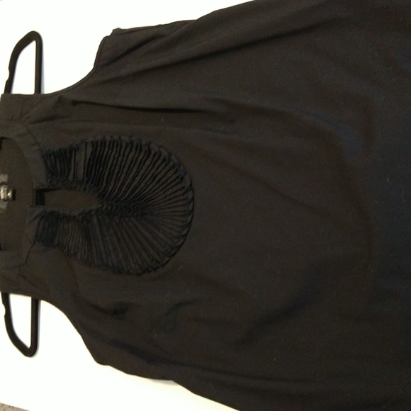 Black razorback sleeveless round neck top with v tufted front stretch  … - Picture 2 of 4